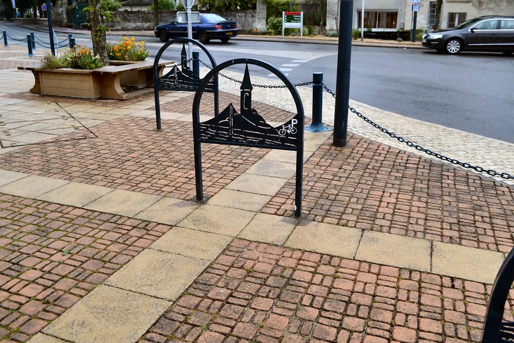 Cycle parking in Gennes